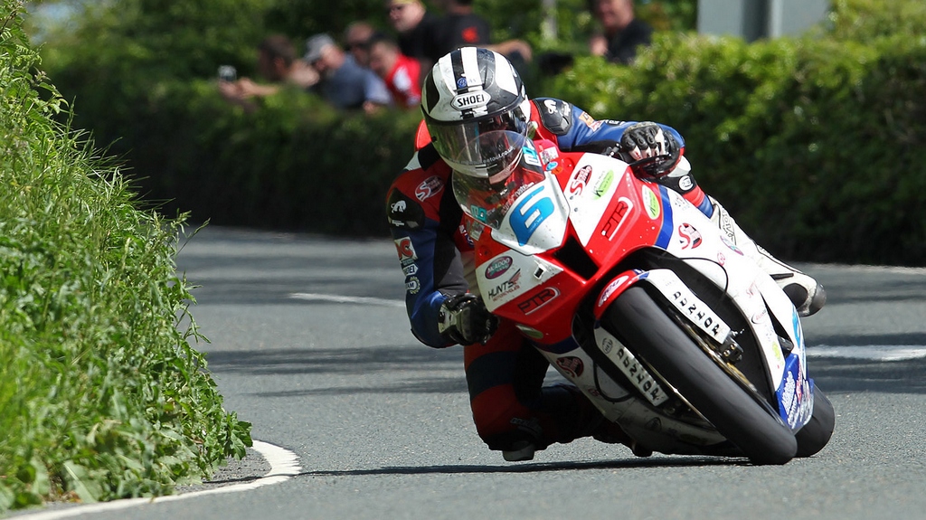 IoMTT: Michael Dunlop smashes record books to take fourth consecutive win in Supersport race