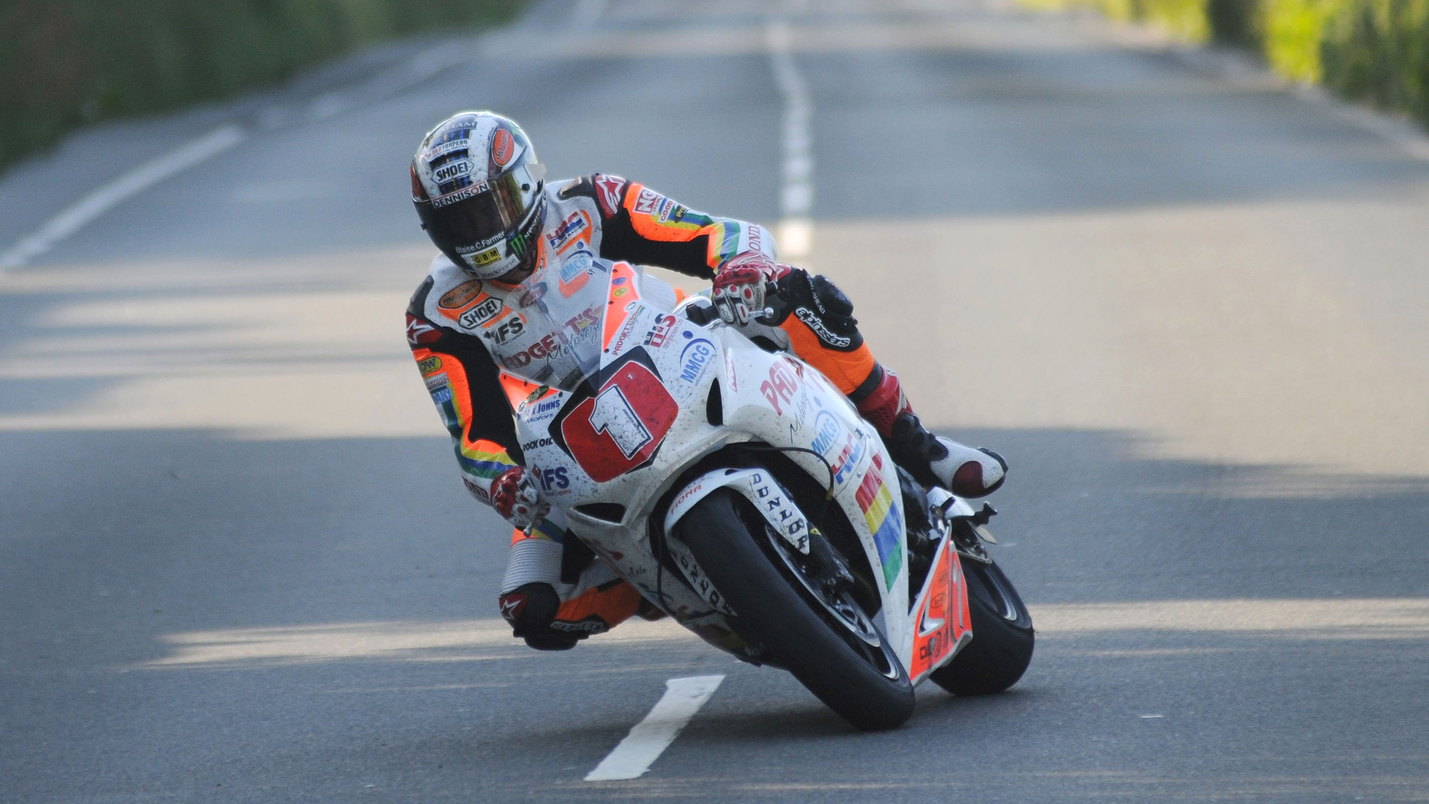 IoM TT: McGuinness takes 19th victory in Royal London 360 Superstock race