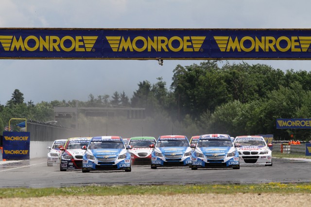 WTCC: Huff and Muller share wins at Brno