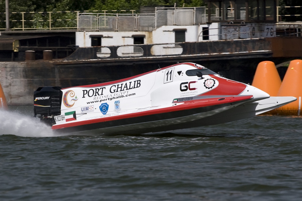 Kuwaiti Yousef Al Robayan wins the UIM F2 Grand Prix of Hungary