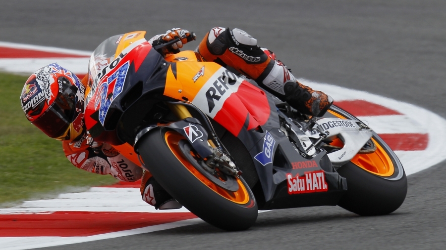 MotoGP: Fourth pole position of the season for Casey Stoner at Silverstone as he breaks lap record