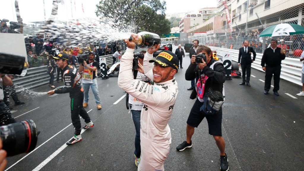 F1: Wet race strategy in Monaco favors Hamiltons win as Ricciardo suffers team tyre error
